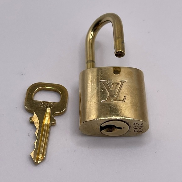 100% Authentic and pre loved Louis Vuitton - RARE Gold Lock and Key set #233 - Picture 4 of 6